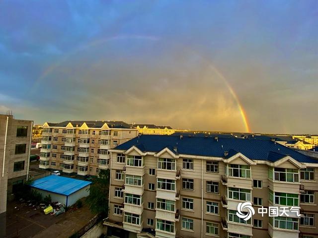 内蒙古鄂托克旗:双彩虹和晚霞相继登场 闪耀天空