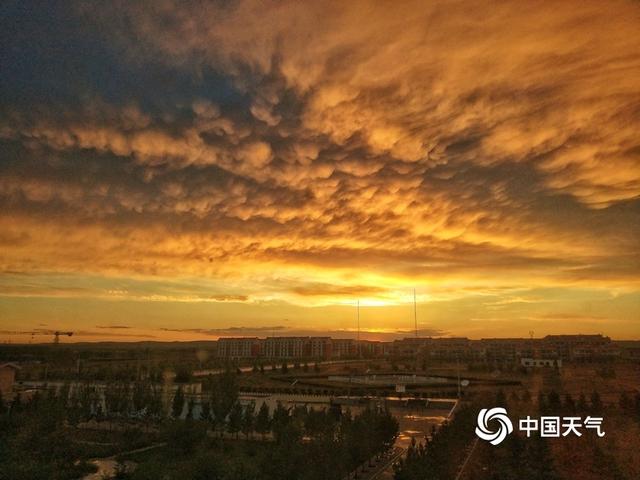 内蒙古鄂托克旗:双彩虹和晚霞相继登场 闪耀天空