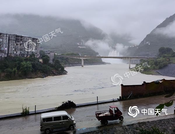 重庆强降雨持续 局地暴雨倾盆地质灾害风险高