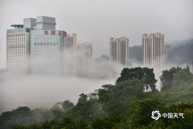 重庆丰都雨雾笼罩 宛若海市蜃楼