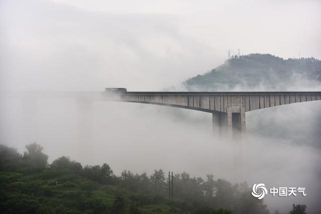 重庆丰都雨雾笼罩 宛若海市蜃楼