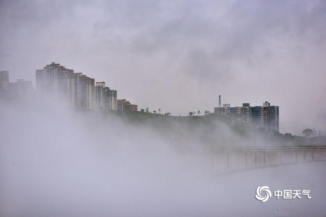 重庆丰都雨雾笼罩 宛若海市蜃楼