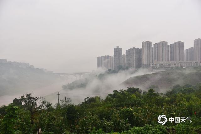 重庆丰都雨雾笼罩 宛若海市蜃楼