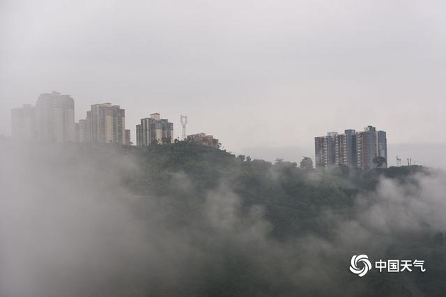 重庆丰都雨雾笼罩 宛若海市蜃楼