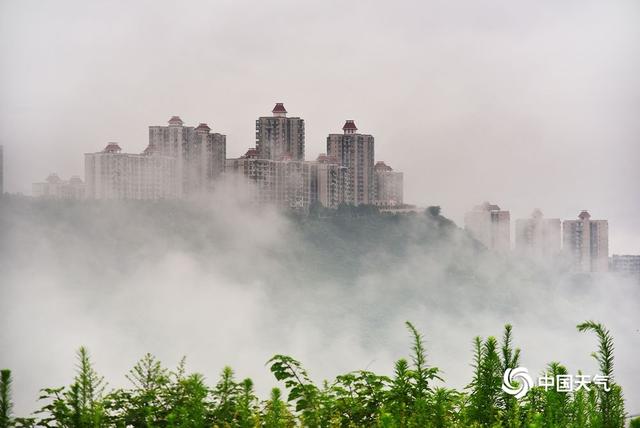 重庆丰都雨雾笼罩 宛若海市蜃楼