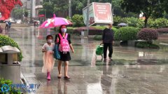 受强降雨天气影响，记者