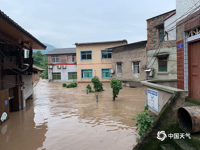 重庆多地迎洪峰过境 綦江滨江公路成汪洋