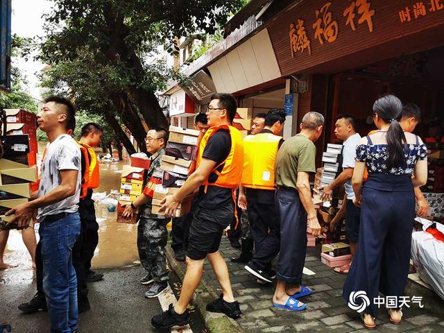 重庆多地迎洪峰过境 綦江滨江公路成汪洋