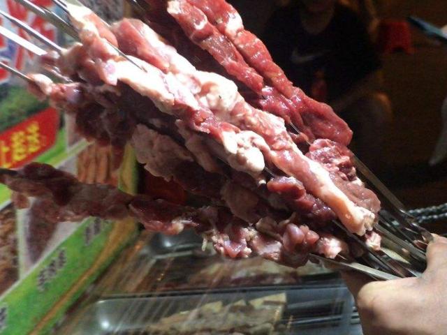 为什么曾经火遍各大夜市的新疆烤羊肉串,现在几乎看不到了?