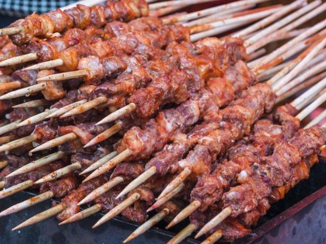 为什么曾经火遍各大夜市的新疆烤羊肉串,现在几乎看不到了?