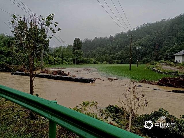 江西北部遭强降雨侵袭 多地变“泽国”