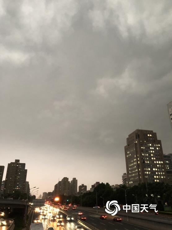 北京雷雨来袭！乌云密布 局地雨大似“泼水”