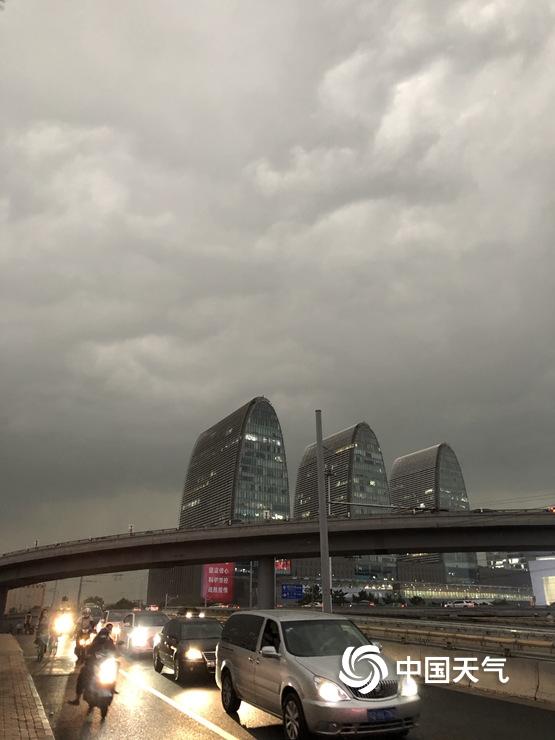 北京雷雨来袭！乌云密布 局地雨大似“泼水”