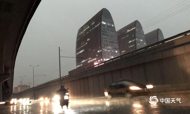 北京雷雨来袭！乌云密布 局地雨大似“泼水”