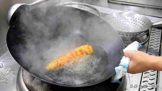 厨师长教你家常小零食,牙签玉米的做法,简单美味比牙签肉还好吃