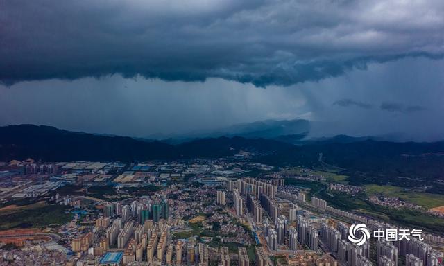 壮观！广东新兴乌云压城大雨倾泻 堪称大片