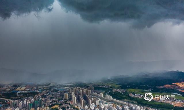 壮观！广东新兴乌云压城大雨倾泻 堪称大片