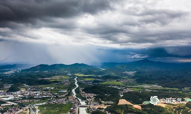 壮观！广东新兴乌云压城大雨倾泻 堪称大片