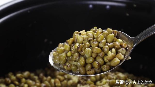 夏天来碗冰镇绿豆汤，清凉解暑，新奇的做法，怎么调味都好吃