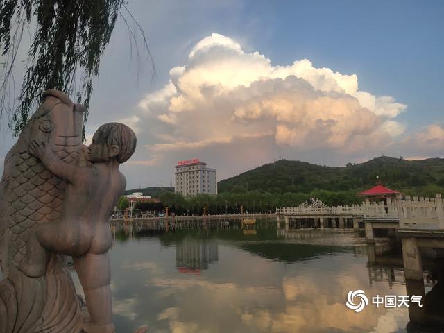 壮观！甘肃华亭天边现万丈积雨云