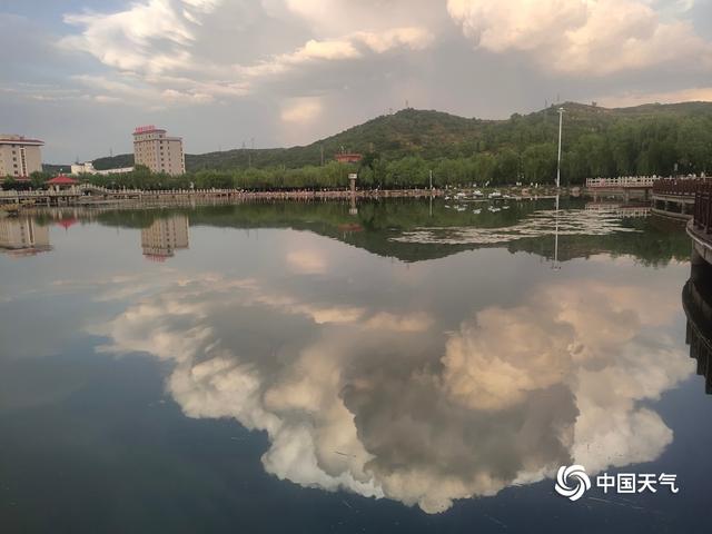 壮观！甘肃华亭天边现万丈积雨云