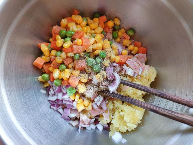 不用面粉的可乐饼,咬一口酥脆掉渣,日式人气小吃,简单美味