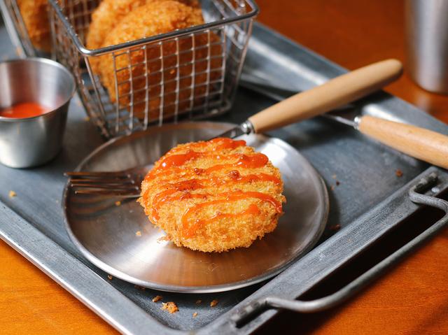 不用面粉的可乐饼,咬一口酥脆掉渣,日式人气小吃,简单美味