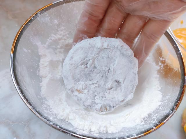 不用面粉的可乐饼,咬一口酥脆掉渣,日式人气小吃,简单美味