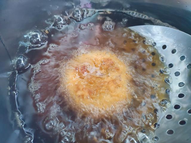 不用面粉的可乐饼,咬一口酥脆掉渣,日式人气小吃,简单美味