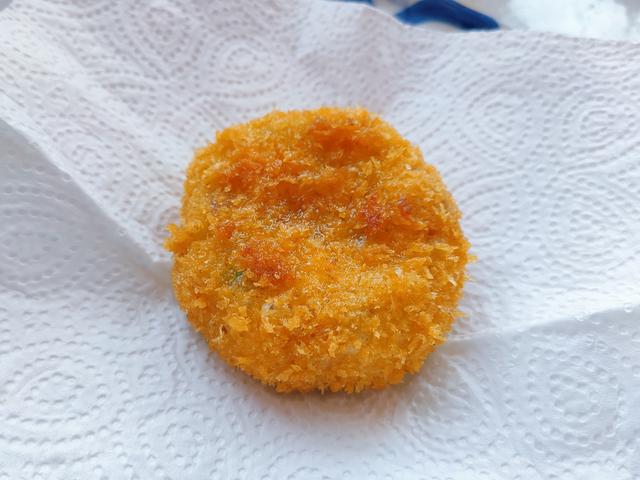 不用面粉的可乐饼,咬一口酥脆掉渣,日式人气小吃,简单美味