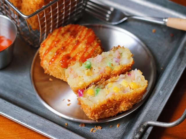 不用面粉的可乐饼,咬一口酥脆掉渣,日式人气小吃,简单美味