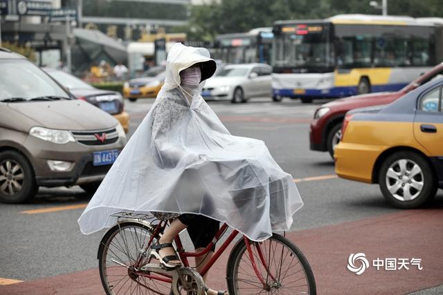 北京早高峰行人撑伞出行 今天大部地区仍有阵雨