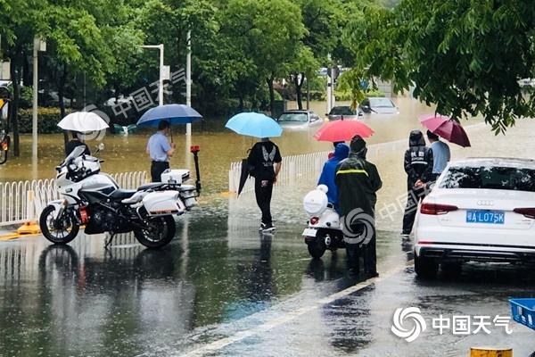 湖北各地强降雨持续 武汉今晨道路积水明显