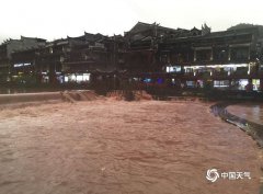 大暴雨袭击湖南凤凰 沱江