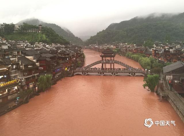 大暴雨袭击湖南凤凰 沱江水位暴涨古城被淹