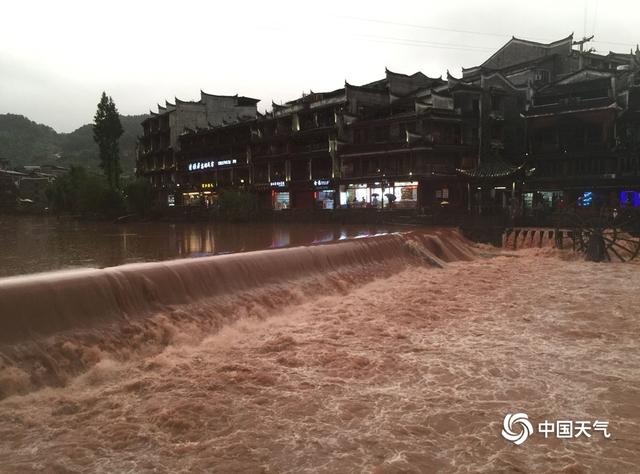 大暴雨袭击湖南凤凰 沱江水位暴涨古城被淹