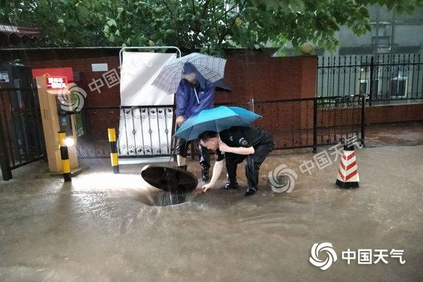 长江中下游雨势加强 华南一带继续“蒸桑拿”