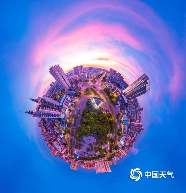 玫瑰色晚霞“浸染”广西钦州 天空绚丽夺目