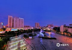 一条鲜艳的彩带飘挂在天
