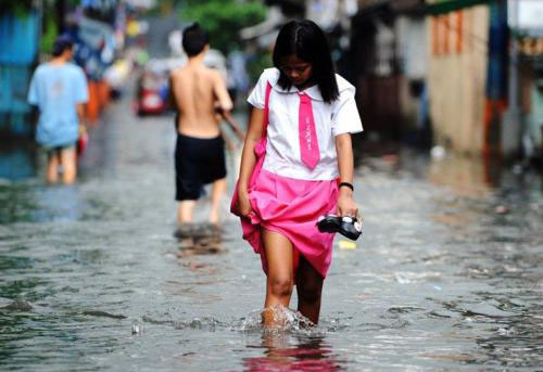 大雨中美女.jpg