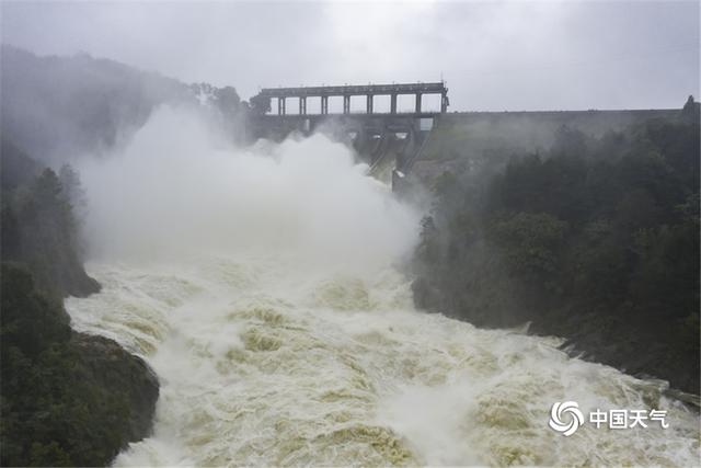 壮观!湖北黄冈最大水库白莲河水库开闸泄洪