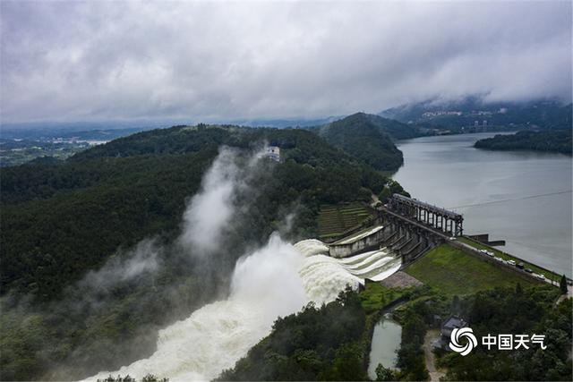 壮观!湖北黄冈最大水库白莲河水库开闸泄洪