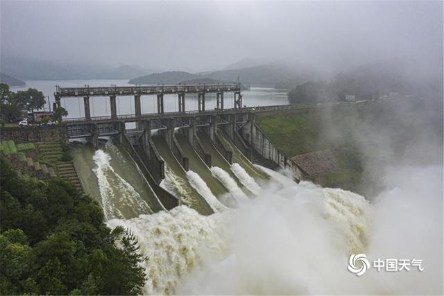 壮观!湖北黄冈最大水库白莲河水库开闸泄洪