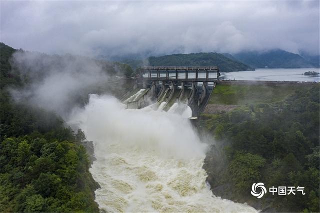 壮观!湖北黄冈最大水库白莲河水库开闸泄洪