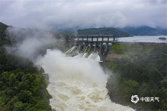 壮观！湖北黄冈最大水库白莲河水库开闸泄洪