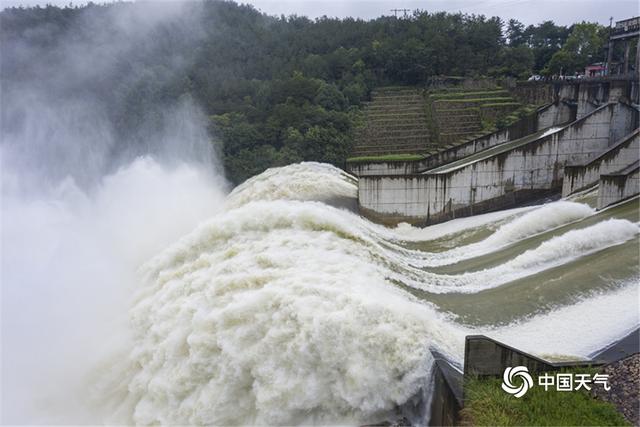 壮观!湖北黄冈最大水库白莲河水库开闸泄洪