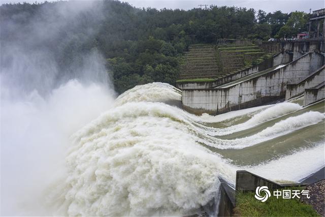 壮观！湖北黄冈最大水库白莲河水库开闸泄洪