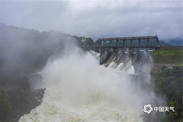 壮观!湖北黄冈最大水库白莲河水库开闸泄洪