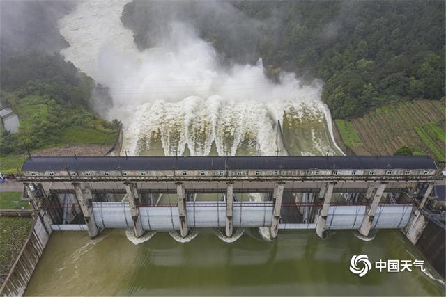 壮观!湖北黄冈最大水库白莲河水库开闸泄洪