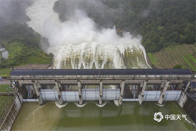 壮观！湖北黄冈最大水库白莲河水库开闸泄洪